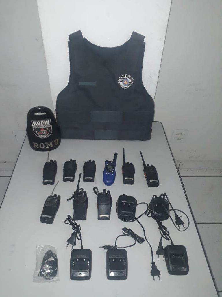 Rádios comunicadores e um colete balístico recolhidos pela Guarda Civil Municipal