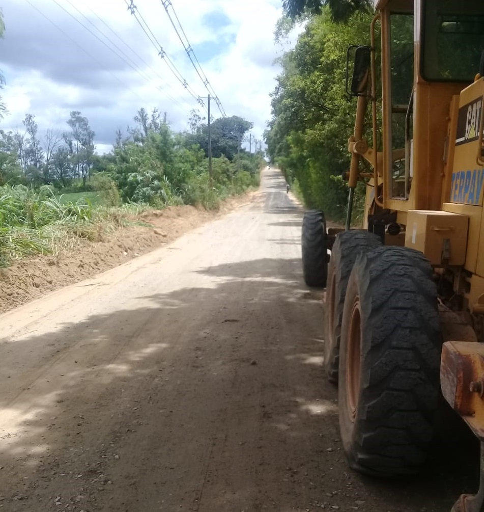 Máquina de patrolamento fazendo o nivelamento de rua de terra