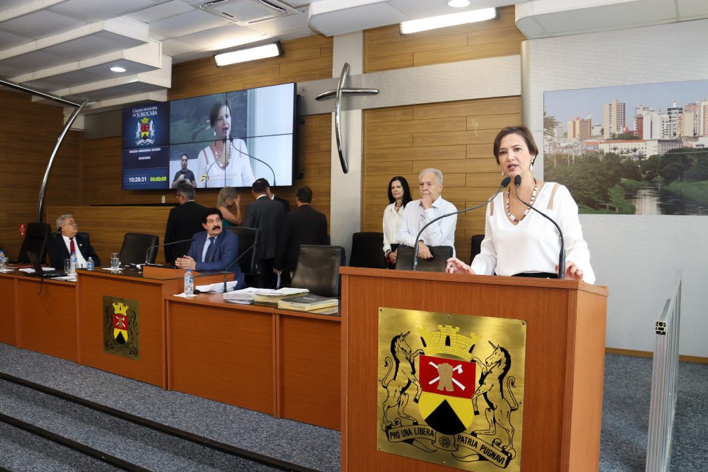 Prefeita Jaqueline Coutinho participando de sessão da Câmara para saudar os vereadores pelo ano Legislativo