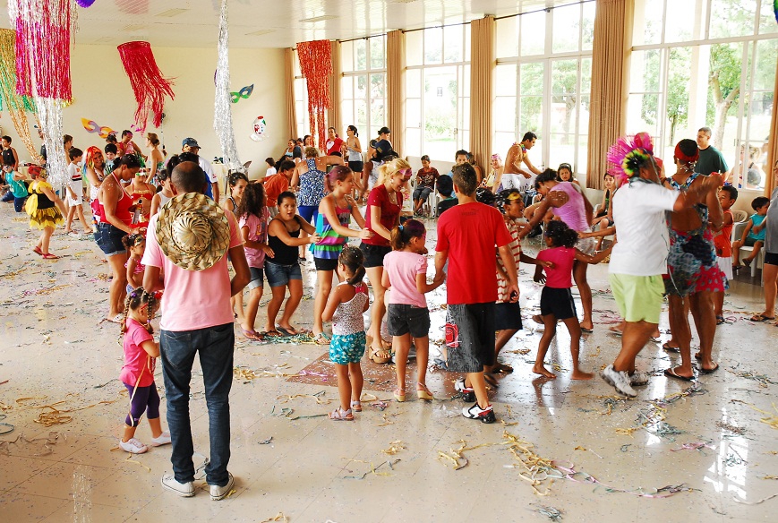 Foliões brincando o carnaval
