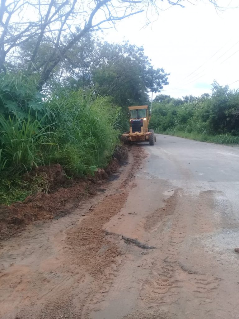 Máquina de patrol nivelando estrada 