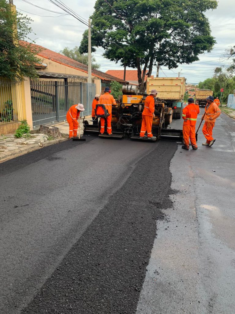 Máquina jogando massa asfáltica para recapeamento de rua