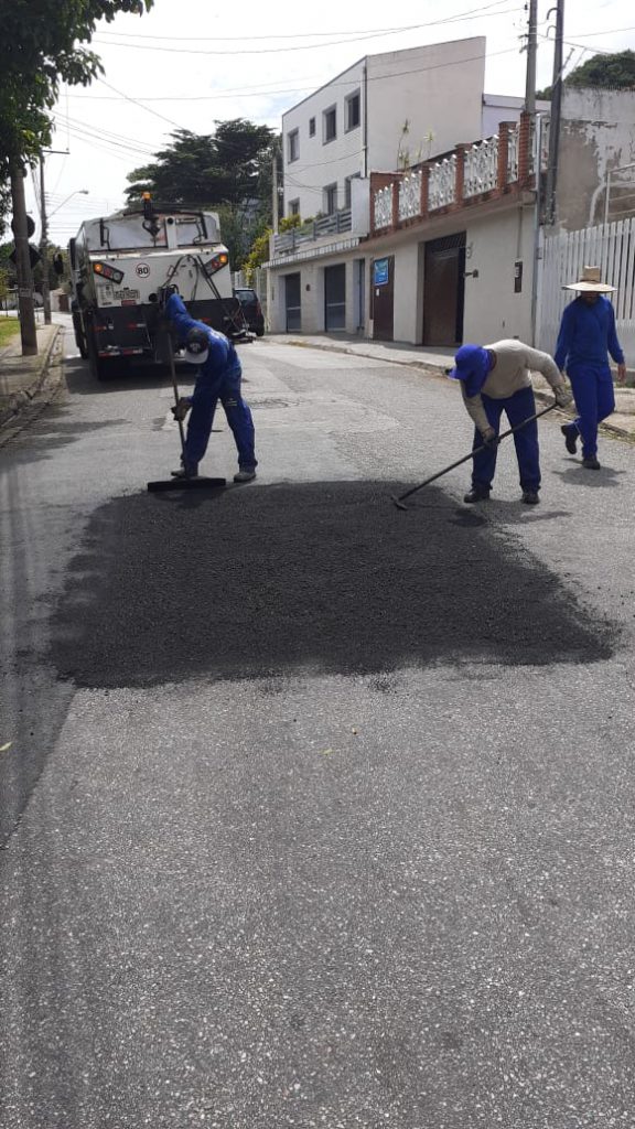 Funcionários trabalhando no serviço de tapa-buracos
