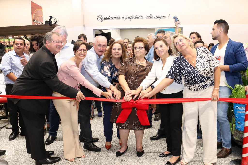 Com investimentos da ordem de R$ 30 milhões e a geração de 250 postos de trabalho diretos e indiretos, a rede de supermercados São Vicente abriu sua 21ª loja, nesta terça-feira (3), em Sorocaba.