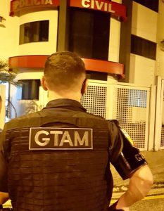 Um Guarda Civil Municipal (GCM) em frente a Polícia Civil
