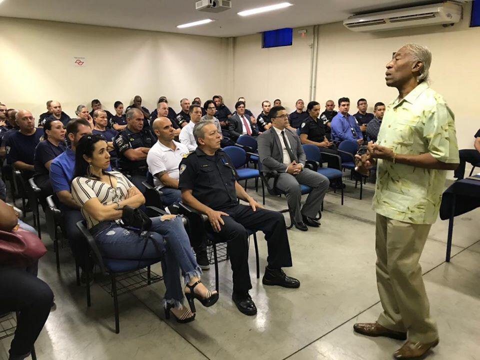 Norte-americano palestrando para os Guardas Civis Municipais na base da GCM 