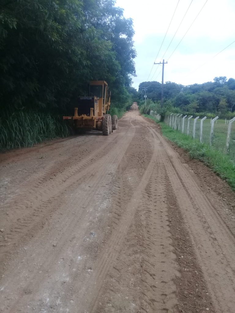 Máquina de patrol nivelando a estrada de terra