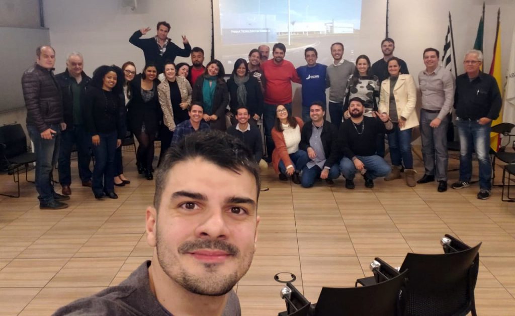 Mentor reunido com toda a sala que fez o curso