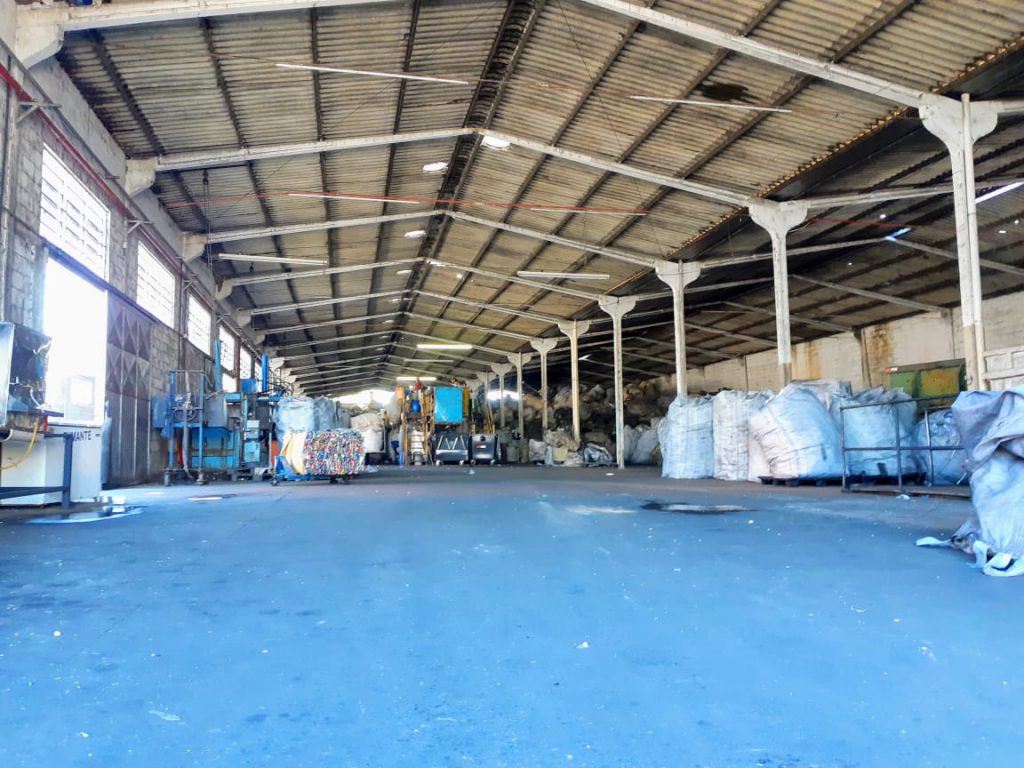 Barracão que realiza coleta seletiva