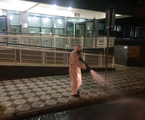 Funcionário realizando a desinfecção de unidade hospitalar