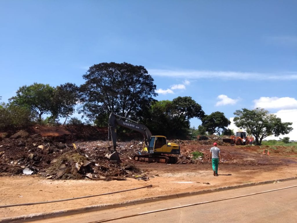 Terreno público com entulho na vila Helena