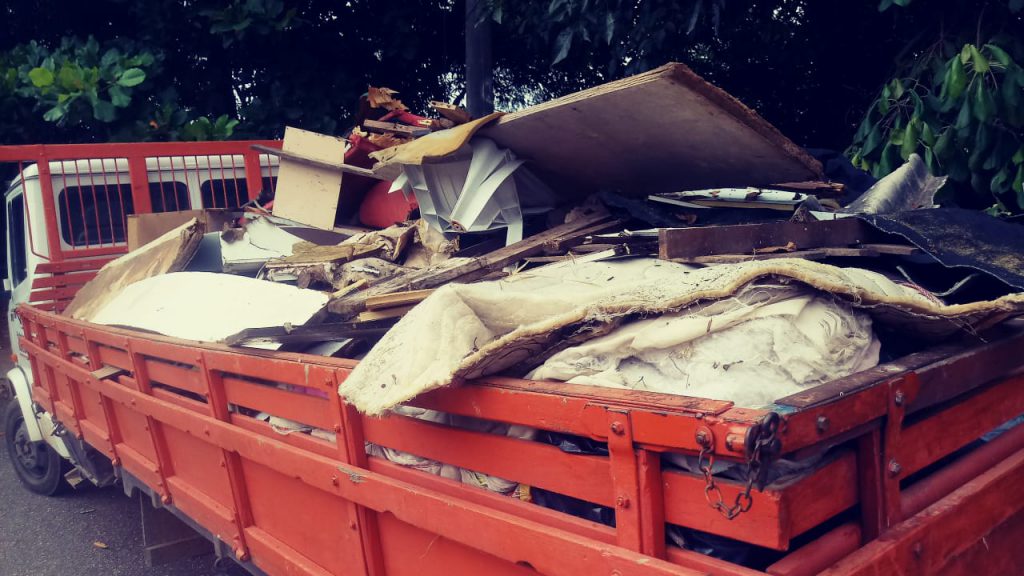 Caminhão repleto de entulho retirado de áreas públicas