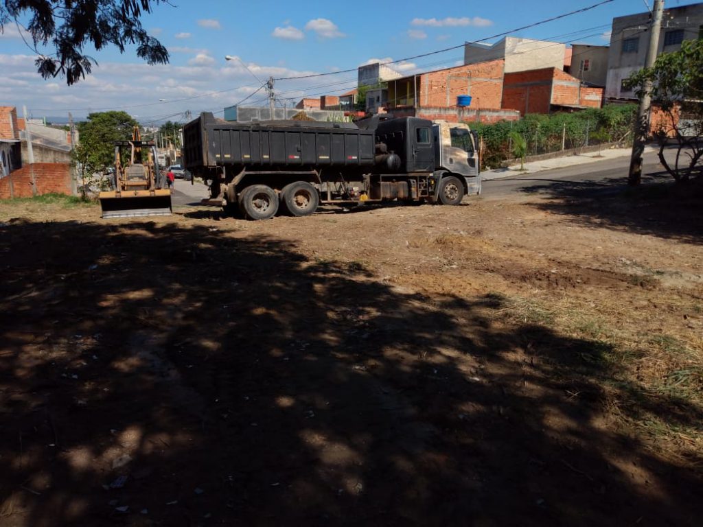 Caminhão da Serpo com entulho oriundo da limpeza de áreas públicas