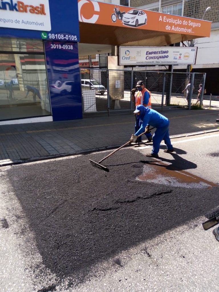 Funcionários da Serpo tapando buracos nas vias de Sorocaba