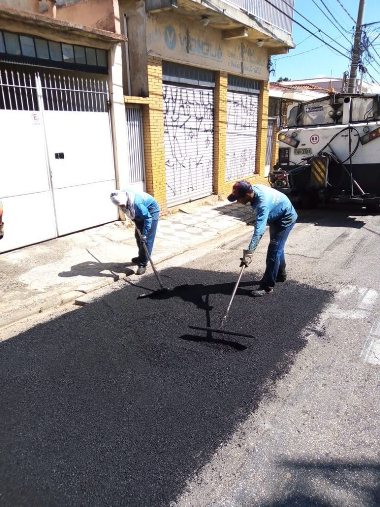 Funcionários da Serpo tapando buraco da via pública