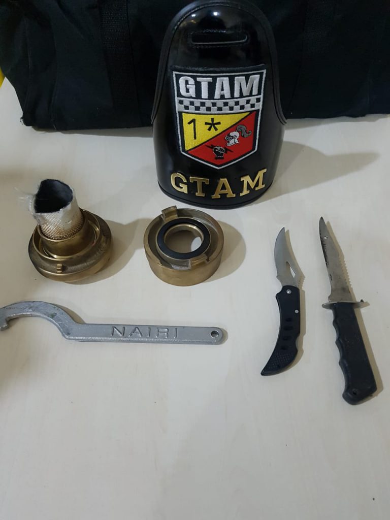 Bocal de cobre e facas recolhidos pela Guarda Civil Municipal (GCM)