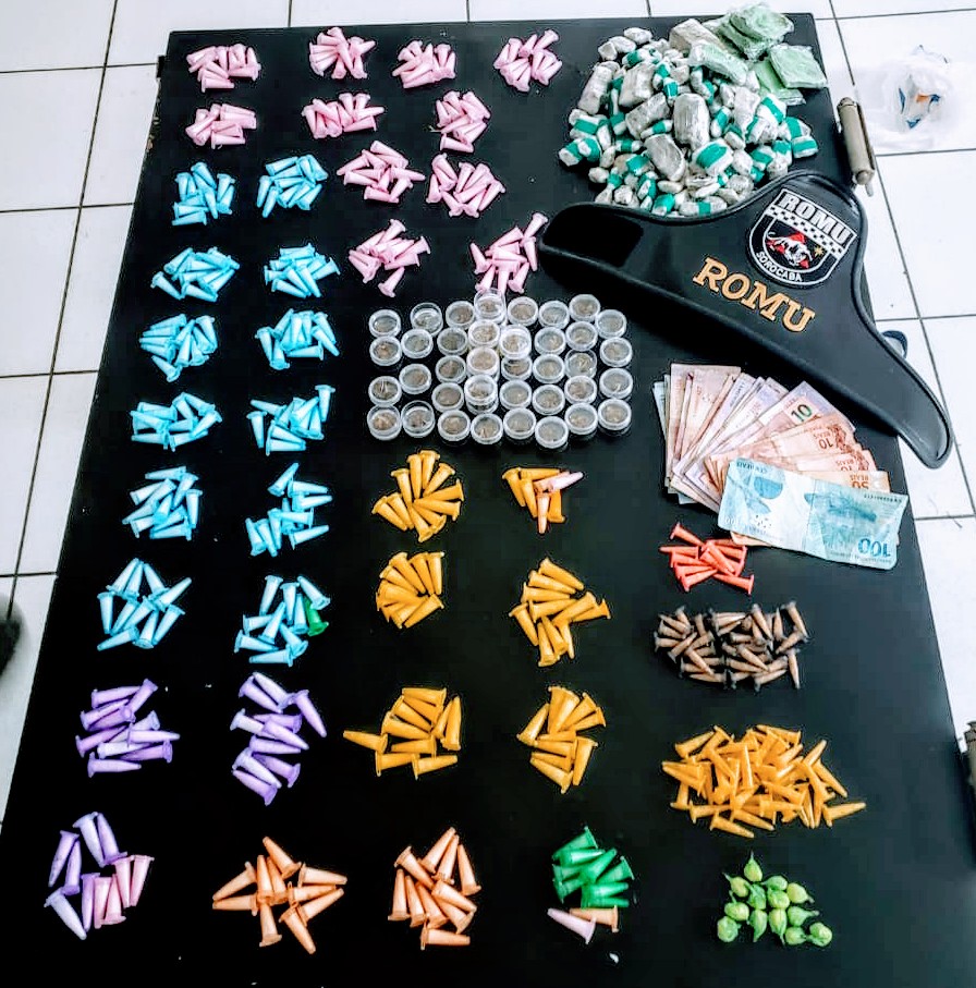 Entorpecentes recolhidos pela Ronda Ostensiva Municipal (ROMU) na bairro Maria Eugênia