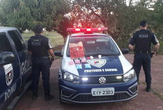 Entorpecentes recolhidos pela ROMU sobre a viatura da ROMU