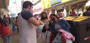 Fiscal entregando máscaras faciais no Centro