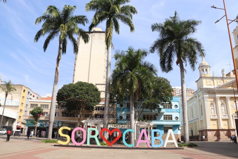 Secretaria da Mulher realiza ação na Praça Central em referência ao Agosto Lilás