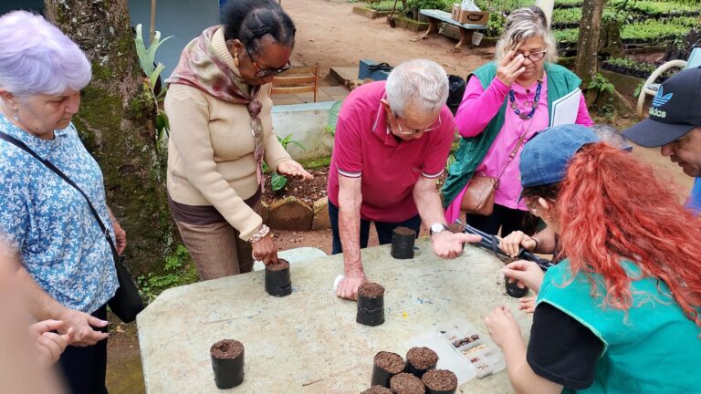 Clube Ecológico ‘Roda Viva’ conhece o Hortinho Municipal