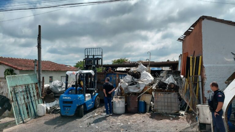 Operação Ferro-Velho interdita estabelecimento irregular no bairro Cajuru do Sul